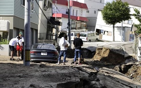 Hai người chết, hơn 30 người mất tích trong trận động đất tại Hokkaido - Anh 1