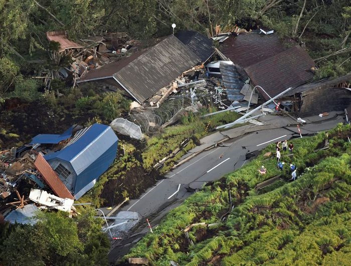 Nhật Bản: Sau siêu bão lại hứng chịu động đất - Anh 2
