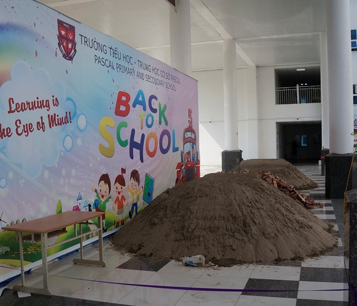 Một trường học của Hà Nội bị đổ đầy cát, gạch và chăng đầy băng rôn - Anh 2