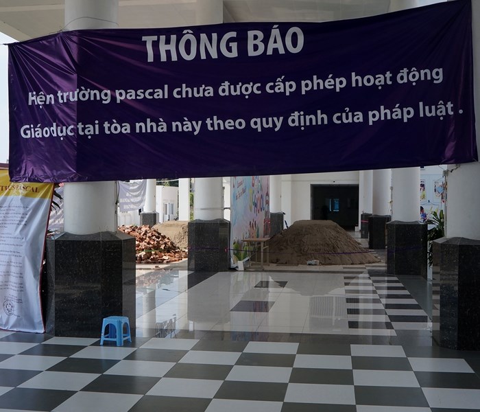 Một trường học của Hà Nội bị đổ đầy cát, gạch và chăng đầy băng rôn - Anh 3