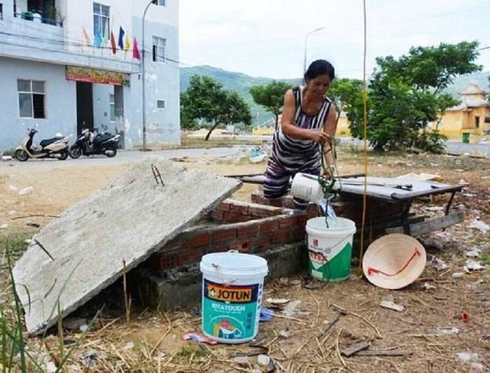Đà Nẵng: Người dân “bó tay” vì nước sinh hoạt bị nhiễm mặn - Anh 1