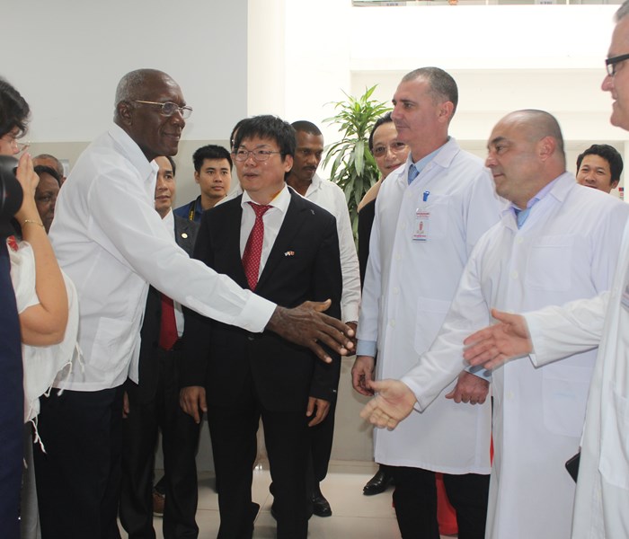 Đoàn đại biểu Cuba thăm Bệnh viện Hữu nghị Việt Nam - Cuba Đồng Hới - Anh 2