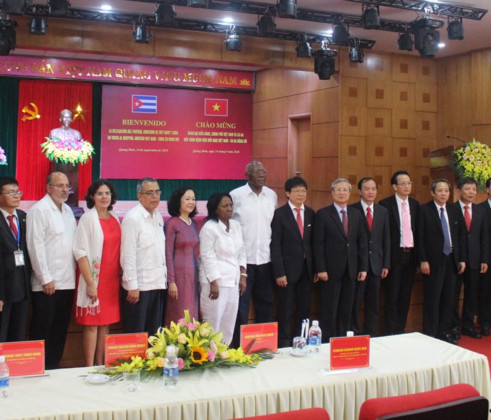 Đoàn đại biểu Cuba thăm Bệnh viện Hữu nghị Việt Nam - Cuba Đồng Hới - Anh 3