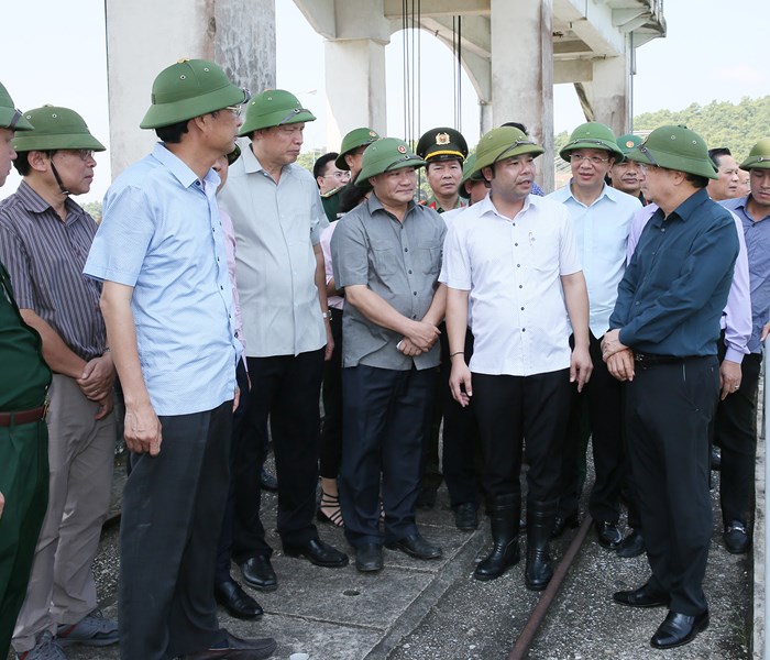 Phó Thủ tướng Trịnh Đình Dũng: Tuyệt đối không được chủ quan, lơ là phòng, chống bão số 6 - Anh 1