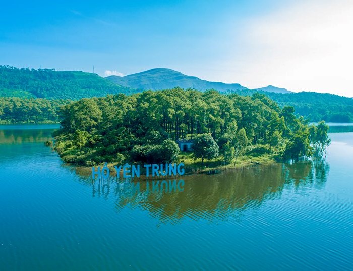 Quảng Ninh:​ Cầu Tình yêu lãng mạn trên hồ sinh thái Yên Trung - Anh 1