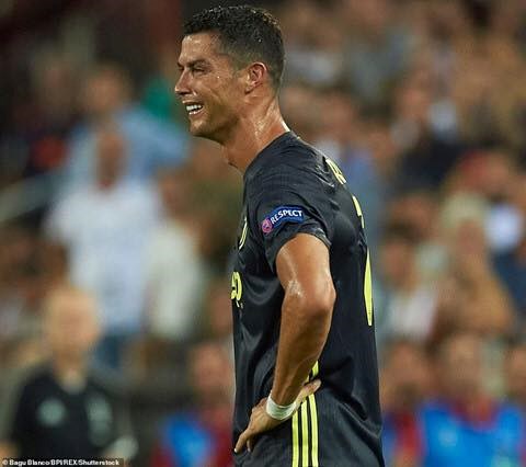Ronaldo uất ức đến phát khóc khi bị tước quyền thi đấu - Anh 1