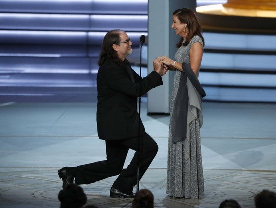 Đạo diễn nổi tiếng Mỹ cầu hôn bạn gái tại lễ trao giải Emmy - Anh 1