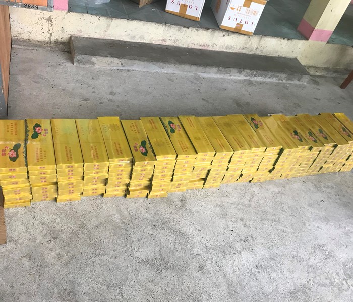 Quảng Nam: Bắt giữ xe khách vận chuyển 2.000 gói thuốc lá lậu - Anh 3