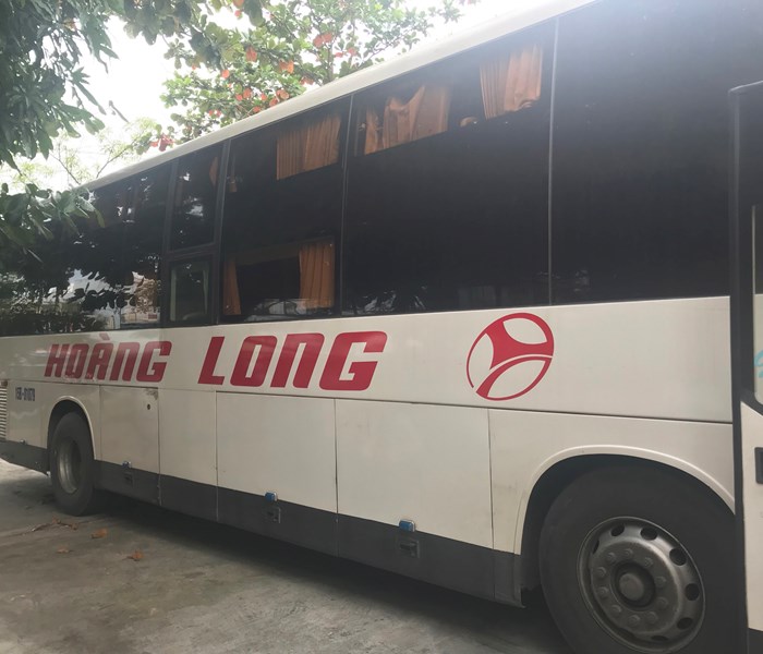 Quảng Nam: Bắt giữ xe khách vận chuyển 2.000 gói thuốc lá lậu - Anh 1