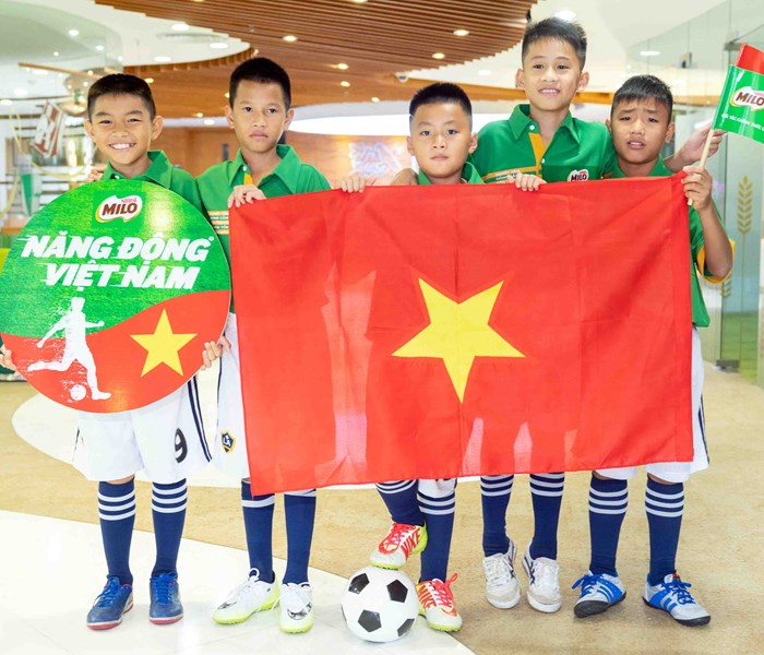 Việt Nam có 5 cầu thủ nhí tập huấn và giao lưu tại CLB Barcelona - Anh 1