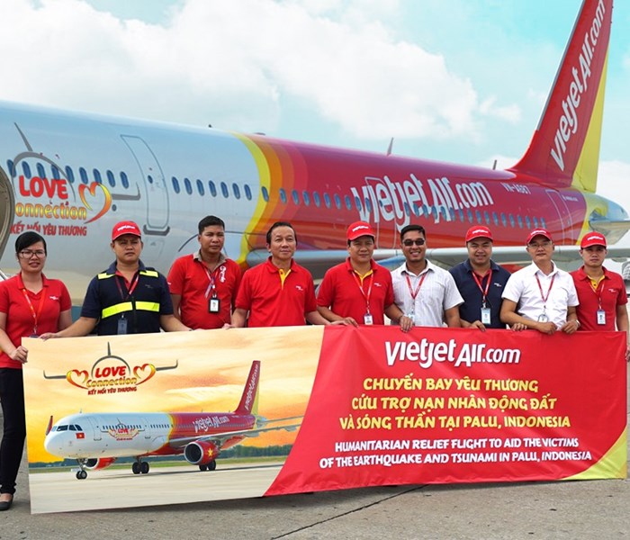 Hàng cứu trợ của Vietjet Air đến với nạn nhân động đất, sóng thần Indonesia - Anh 1