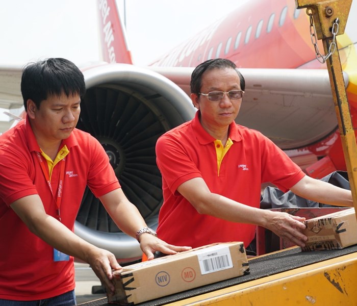 Hàng cứu trợ của Vietjet Air đến với nạn nhân động đất, sóng thần Indonesia - Anh 2