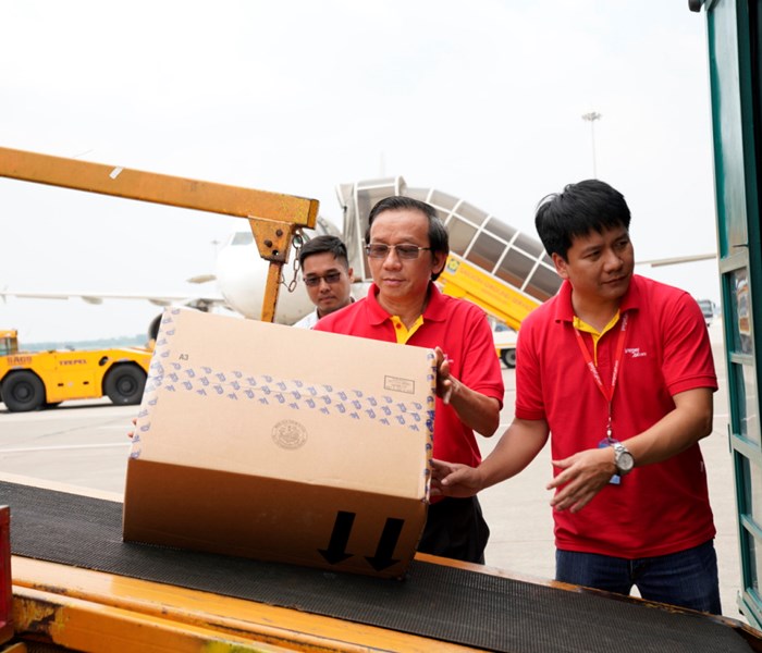 Hàng cứu trợ của Vietjet Air đến với nạn nhân động đất, sóng thần Indonesia - Anh 3