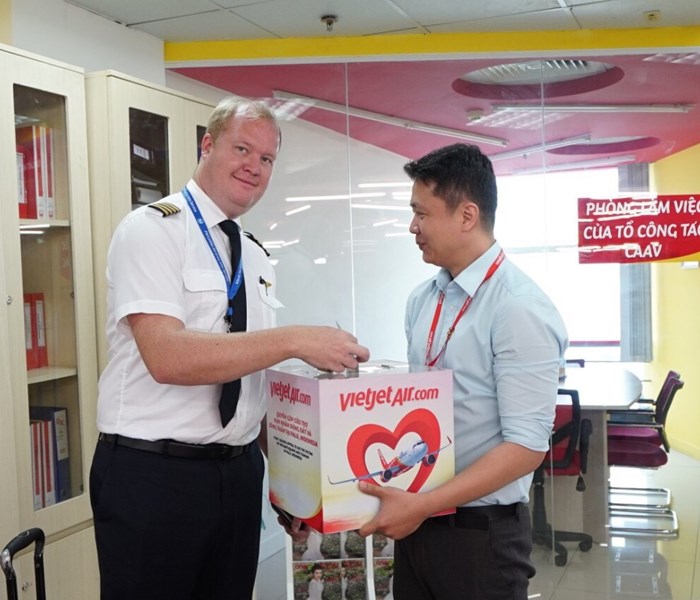 Hàng cứu trợ của Vietjet Air đến với nạn nhân động đất, sóng thần Indonesia - Anh 6