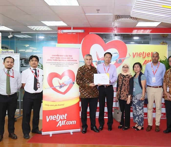 Hàng cứu trợ của Vietjet Air đến với nạn nhân động đất, sóng thần Indonesia - Anh 7