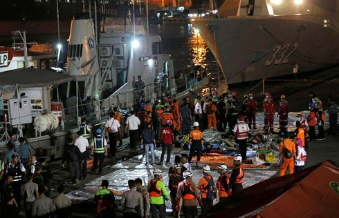 Rơi máy bay Lion Air: Các mảnh thi thể nạn nhân được đưa tới bệnh viện - Anh 1