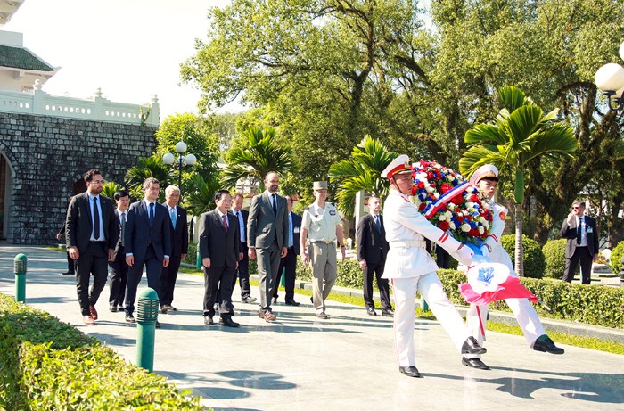 Thủ tướng Pháp thăm Ðiện Biên Phủ - Anh 1