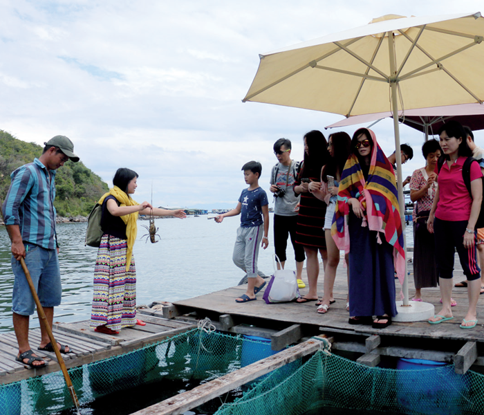 Bất chấp lệnh cấm, bè nổi vô tư đón khách trên vịnh Nha Trang - Anh 1