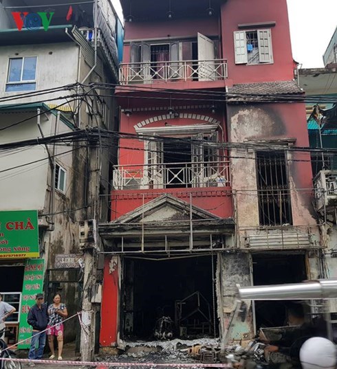 Cháy quán cà phê khiến 2 người bị bỏng nặng ở Hà Nội - Anh 1