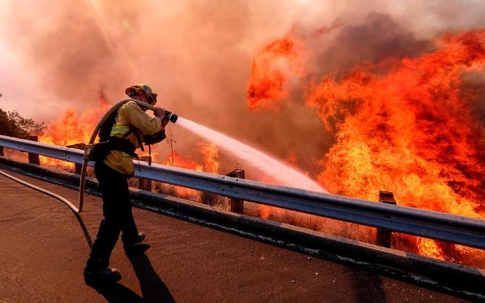 Nỗ lực khắc phục hậu quả cháy rừng tại California - Anh 1