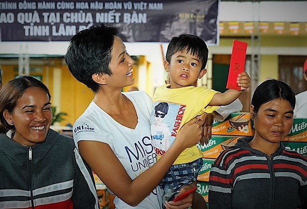 Hoa hậu H’Hen Niê tặng 150 phần quà cho người nghèo tại Lâm Đồng - Anh 1