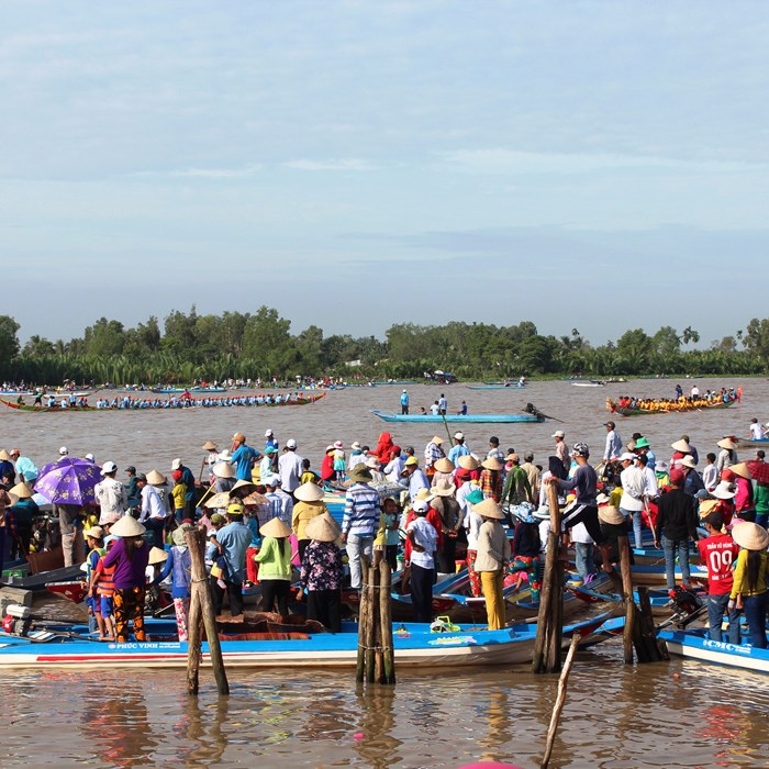 Hàng ngàn người xem đua ghe ngo ở Kiên Giang - Anh 1
