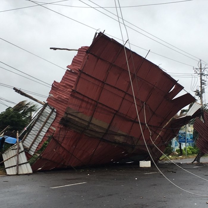 Bão số 9 đổ bộ tỉnh Bà Rịa -Vũng Tàu, gây tốc mái nhà dân, đứt dây điện - Anh 12