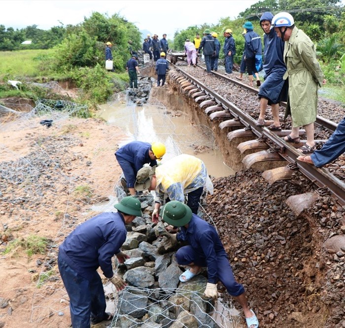 Đường sắt Bắc-Nam qua Ninh Thuận hư hỏng do bão: Điều động hơn 90 công nhân khắc phục - Anh 2