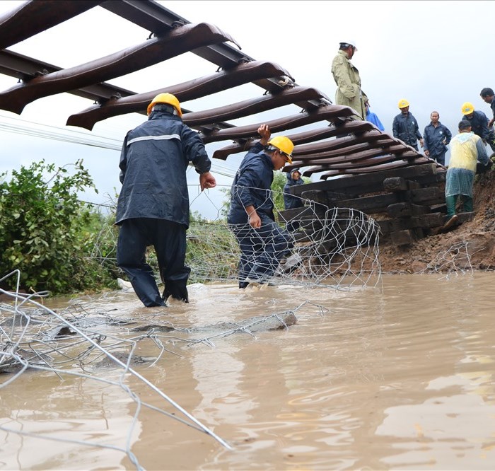 Đường sắt Bắc-Nam qua Ninh Thuận hư hỏng do bão: Điều động hơn 90 công nhân khắc phục - Anh 1