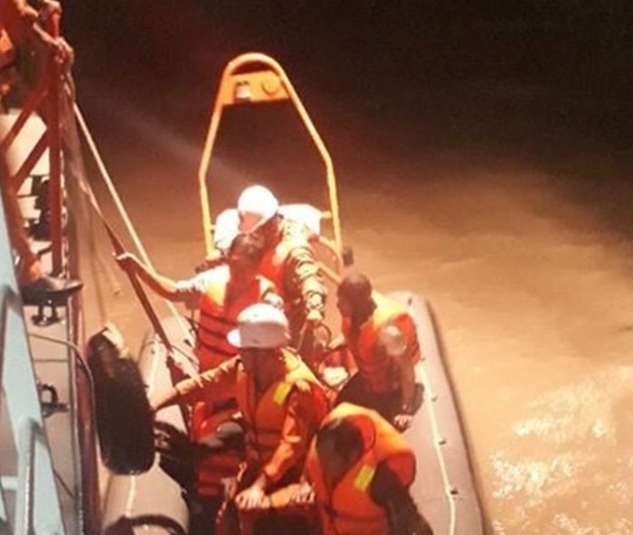 Cứu 5 ngư dân bị mắc kẹt trên ghe ở biển Vũng Tàu vì bão số 9 - Anh 1