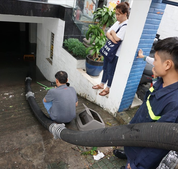 Hàng loạt hầm để xe ở Sài Gòn thành hầm chứa nước sau trận mưa lịch sử - Anh 3