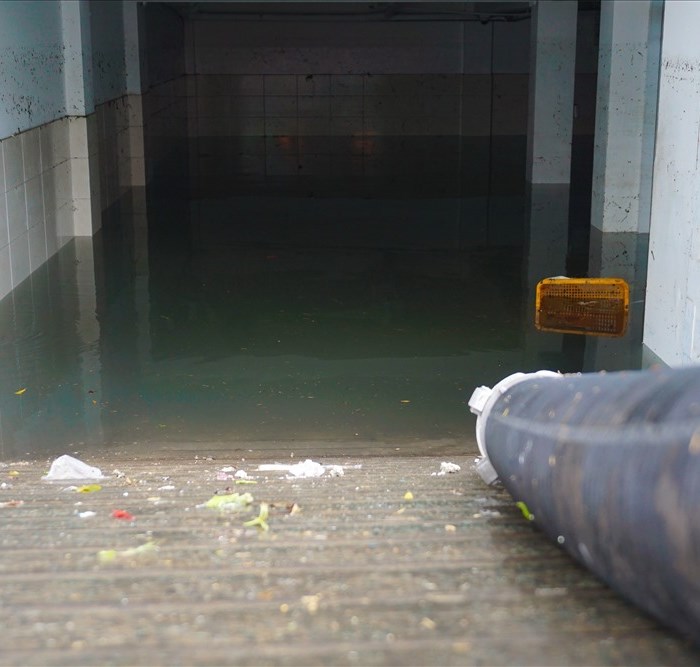Hàng loạt hầm để xe ở Sài Gòn thành hầm chứa nước sau trận mưa lịch sử - Anh 4