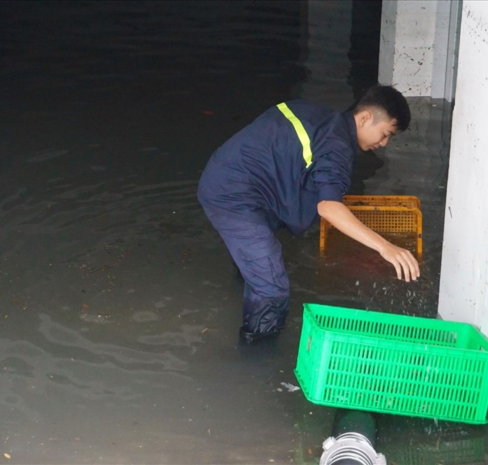 Hàng loạt hầm để xe ở Sài Gòn thành hầm chứa nước sau trận mưa lịch sử - Anh 5