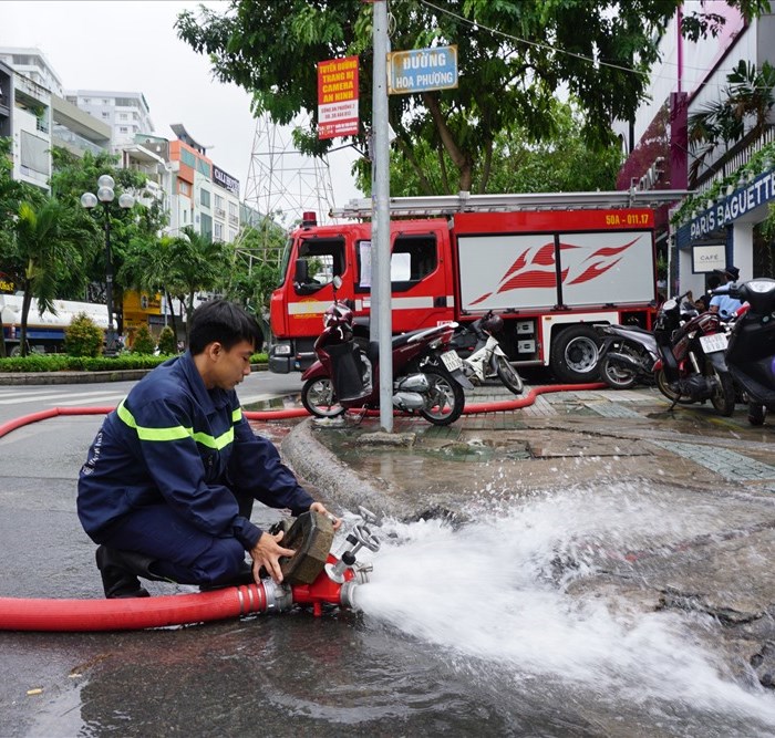 Hàng loạt hầm để xe ở Sài Gòn thành hầm chứa nước sau trận mưa lịch sử - Anh 2