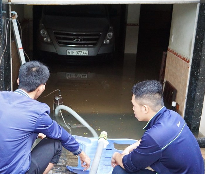 Hàng loạt hầm để xe ở Sài Gòn thành hầm chứa nước sau trận mưa lịch sử - Anh 1