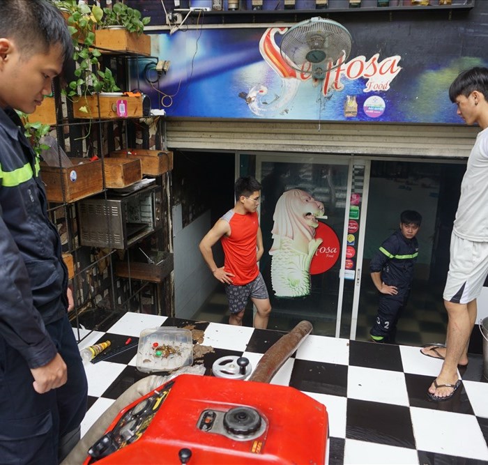 Hàng loạt hầm để xe ở Sài Gòn thành hầm chứa nước sau trận mưa lịch sử - Anh 6