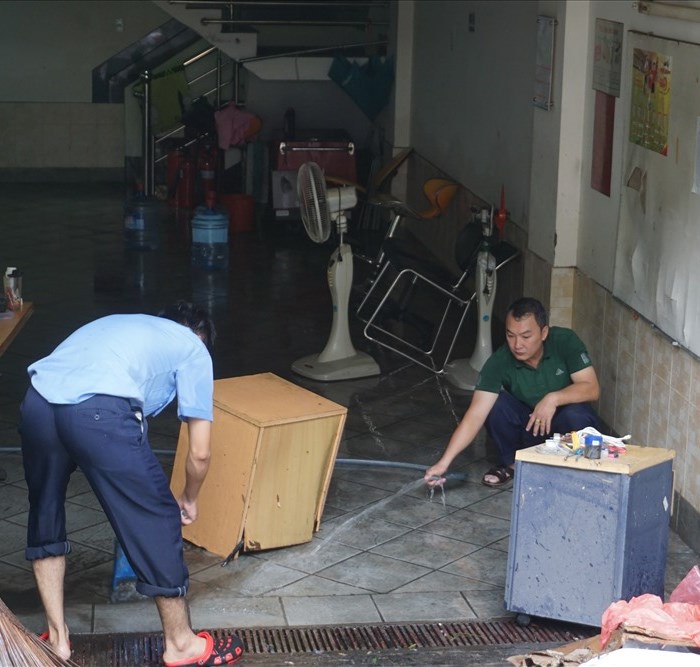 Hàng loạt hầm để xe ở Sài Gòn thành hầm chứa nước sau trận mưa lịch sử - Anh 10