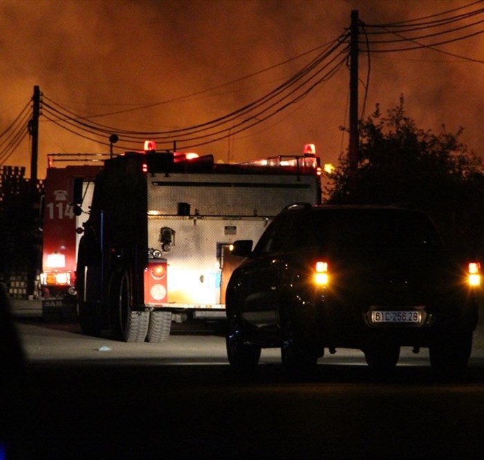 Cháy lớn tại nhà xưởng sản xuất pallet gỗ tại Bình Dương - Anh 2