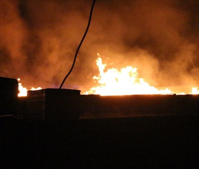 Cháy lớn tại nhà xưởng sản xuất pallet gỗ tại Bình Dương - Anh 1