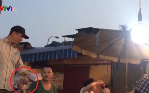 2 nhà báo điều tra nạn bảo kê ở chợ Long Biên bị đe dọa “giết cả nhà“ - Anh 2