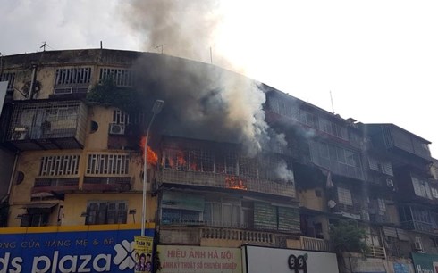 Hà Nội: Cháy lớn tại khu tập thể cũ trên đường Tôn Thất Tùng - Anh 4