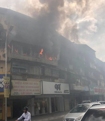 Hà Nội: Cháy lớn tại khu tập thể cũ trên đường Tôn Thất Tùng - Anh 2