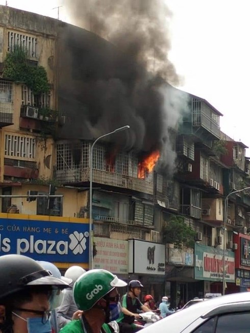 Hà Nội: Cháy lớn tại khu tập thể cũ trên đường Tôn Thất Tùng - Anh 1