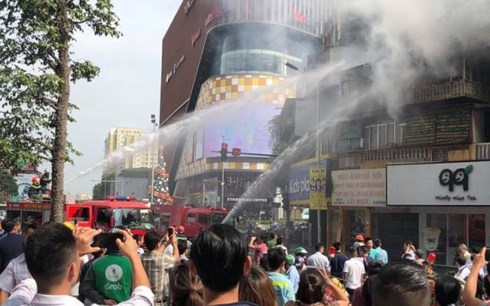 Hà Nội: Cháy lớn tại khu tập thể cũ trên đường Tôn Thất Tùng - Anh 3