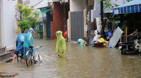Miền Trung ngập lụt ở nhiều nơi, 2 người chết và mất tích - Anh 4