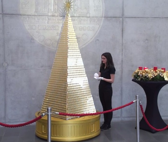 Choáng ngợp với cây thông Noel đắt nhất Châu Âu làm từ 63kg vàng - Anh 1