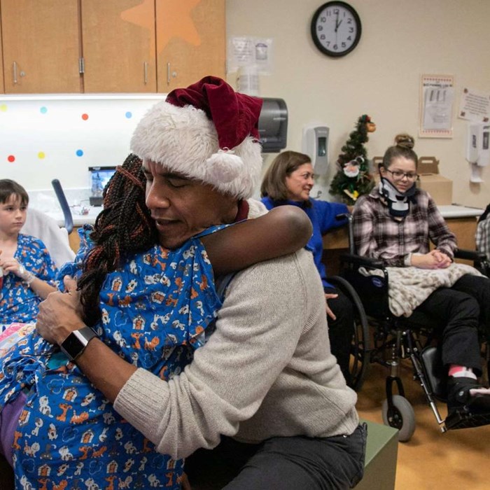 Cựu Tổng thống Obama bất ngờ hóa thân thành ông già Noel tặng quà cho trẻ em - Anh 2