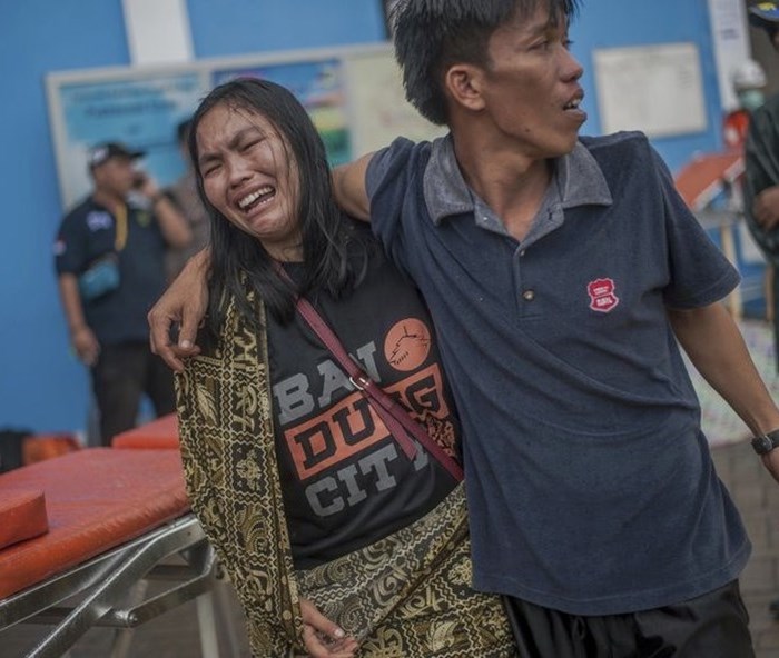 Sóng thần Indonesia: 222 người chết, nguy cơ đợt sóng thần mới ập tới - Anh 1