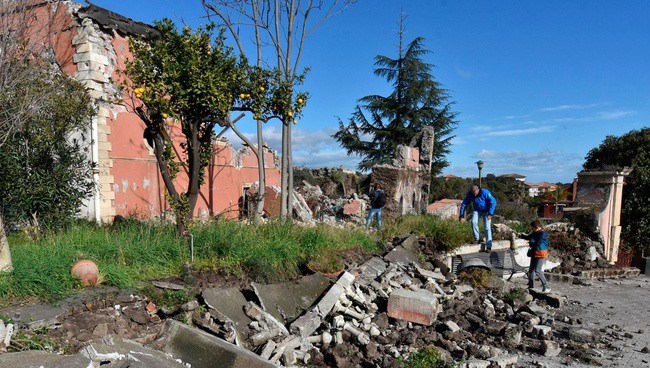28 người bị thương, 600 người phải sơ tán sau động đất ở Italia - Anh 1