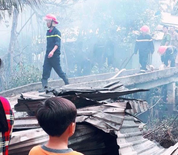 Phú Quốc: Say rượu thiếu niên đốt nhà mình cháy luôn nhà hàng xóm - Anh 1